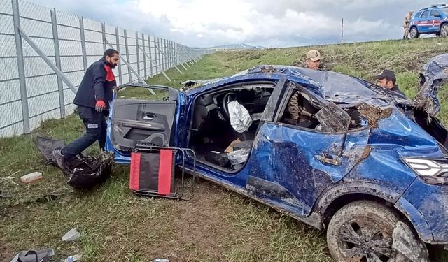 Kars'ta otomobilin şarampole devrildiği kazada 1 kişi hayatını kaybetti, 2 kişi yaralandı
