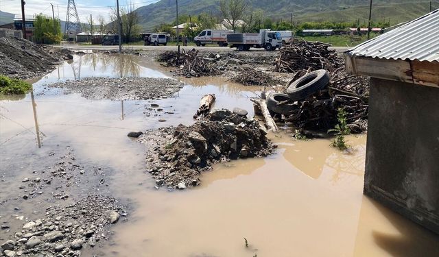 Kars'ta taşkın nedeniyle bazı ev ve iş yerleri zarar gördü