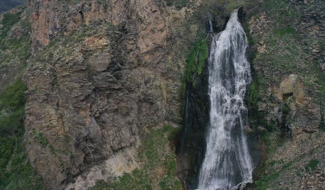 Kars'taki Susuz Şelalesi kar ve yağmur sularıyla coştu