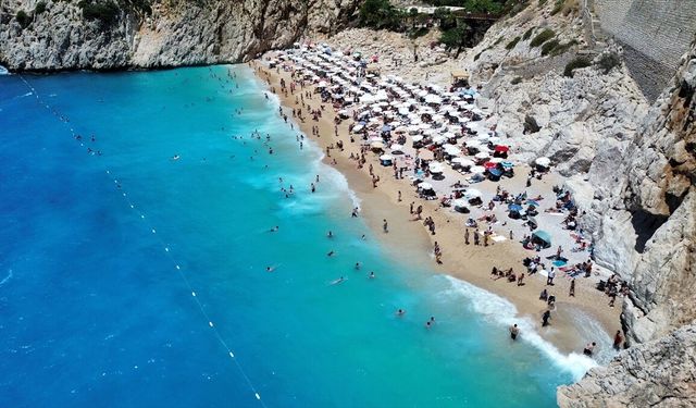 Kaş'taki Kaputaş'ın Avrupa'daki en iyi 10 plaj listesine girmesi turizmcileri sevindirdi