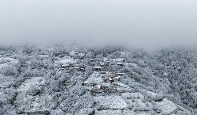 Kastamonu'da baharda yağan kar Ilgaz Dağı'nı beyaza bürüdü
