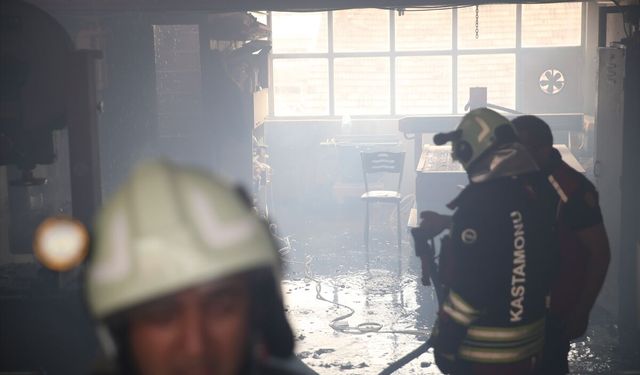 Kastamonu'da çıkan yangında 2 mobilya atölyesi zarar gördü