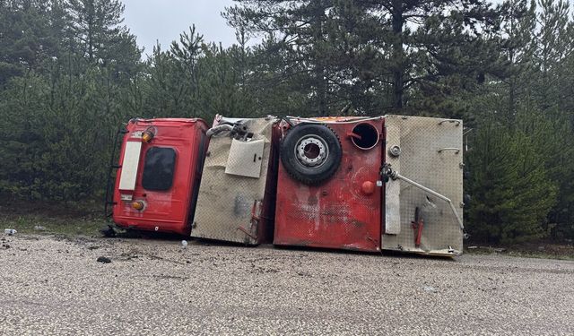 Kastamonu'da devrilen itfaiye aracındaki 3 itfaiye eri yaralandı
