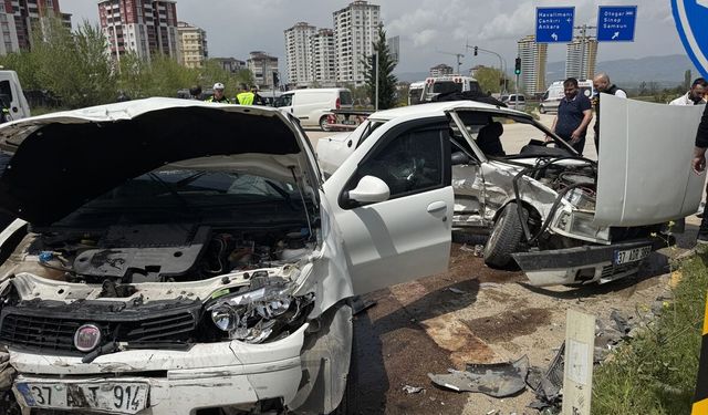 Kastamonu'da iki otomobilin çarpıştığı kazada 8 kişi yaralandı