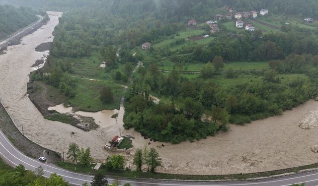 Kastamonu'da sağanak sonrası debisi yükselen çay yürüyüş köprüsünü yıktı