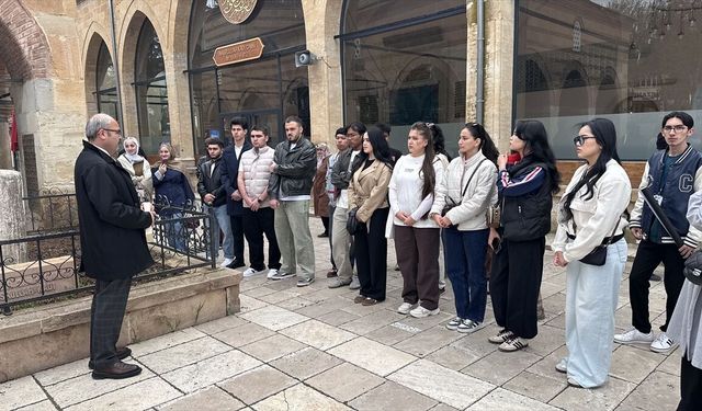 Kastamonu'da vakıf eserlerini gezen yabancı öğrenciler yöresel kıyafetler giyip halk oyunu oynadı