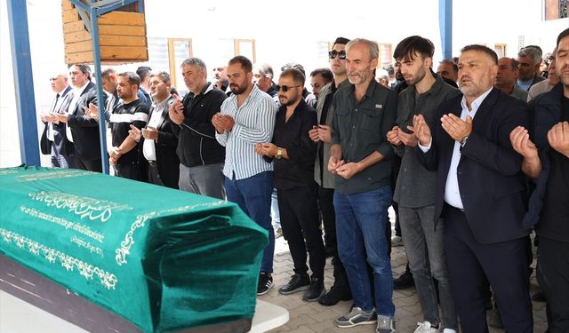 Kayıp olarak aranırken öldürüldüğü ortaya çıkan Kübra Yapıcı'nın cenazesi Kahramanmaraş'ta toprağa verildi