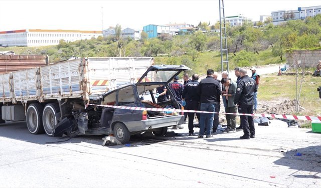 Kayseri'de kamyon ile çarpışan otomobildeki anne öldü, oğlu ağır yaralandı