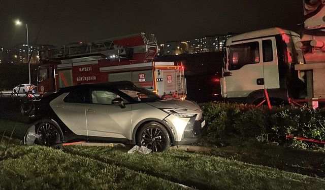 Kayseri'de kamyonla çarpışıp tramvay yoluna giren otomobilin sürücüsü yaralandı