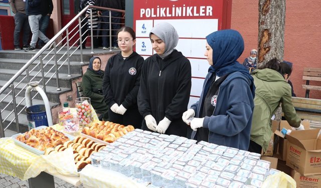 Kayseri'de lise öğrencileri hastane önünde hasta ve yakınlarına ikramda bulundu