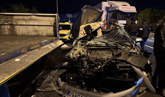Kilis'te park halindeki tıra çarpan otomobildeki 2 kişi yaralandı