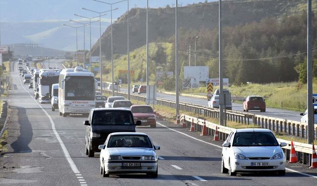 'Kilit kavşak' Kırıkkale'de bayram öncesi trafik yoğunluğu başladı