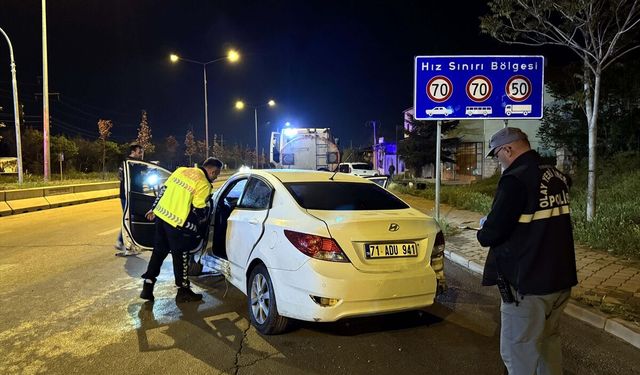 Kırıkkale'de park halindeki çekiciye çarpan otomobildeki 1 kişi öldü, 1 kişi yaralandı