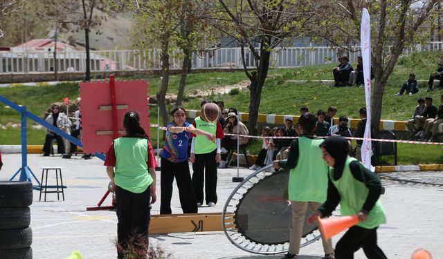 Kırsal mahalledeki okulda kurulan parkurda öğrenciler kıyasıya yarışıyor