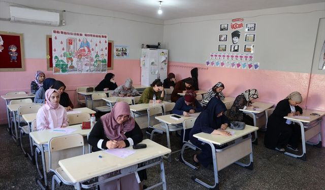 Kitap okuma yarışmasında anneler çocuklarının oturduğu sıralarda sınav heyecanı yaşadı