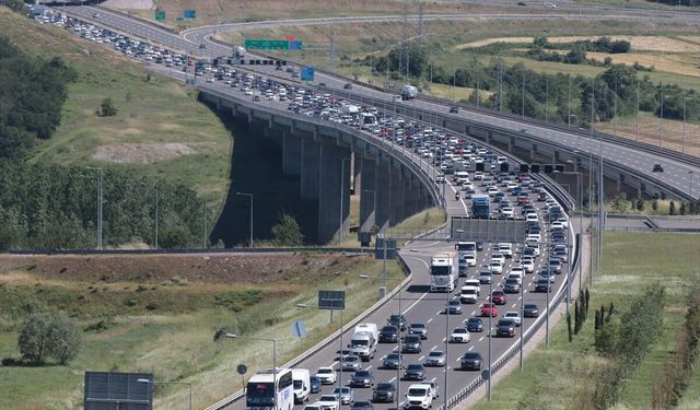 Kocaeli, Bolu ve Düzce'de yollarda bayram dönüşü yoğunluğu yaşanıyor