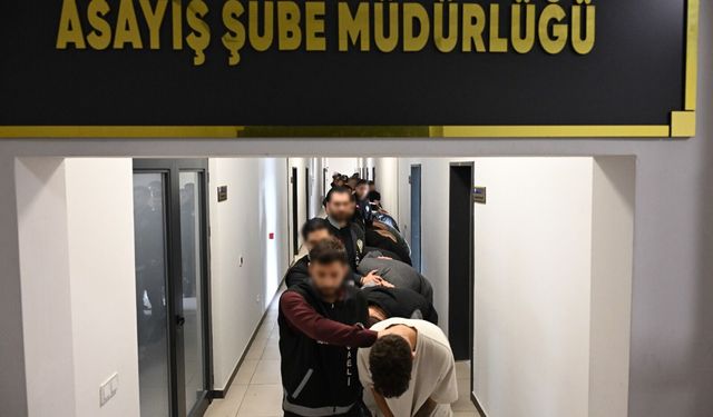 Kocaeli merkezli dolandırıcılık operasyonunda yakalanan 35 zanlı tutuklandı