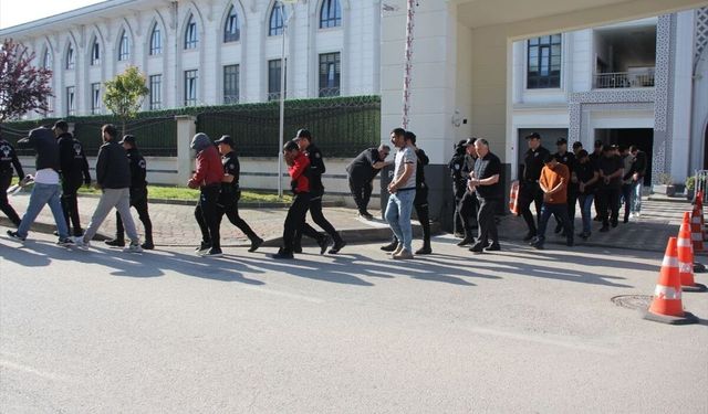 Kocaeli merkezli nitelikli dolandırıcılık operasyonunda yakalanan 78 zanlı adliyede