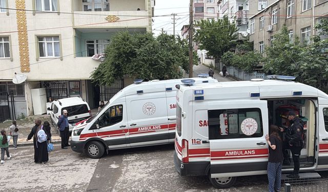 Kocaeli'de apartman dairesinde çıkan yangında 3 kişi dumandan etkilendi