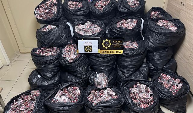 Kocaeli'de bir kamyonette 300 bin sentetik ecza hap ele geçirildi