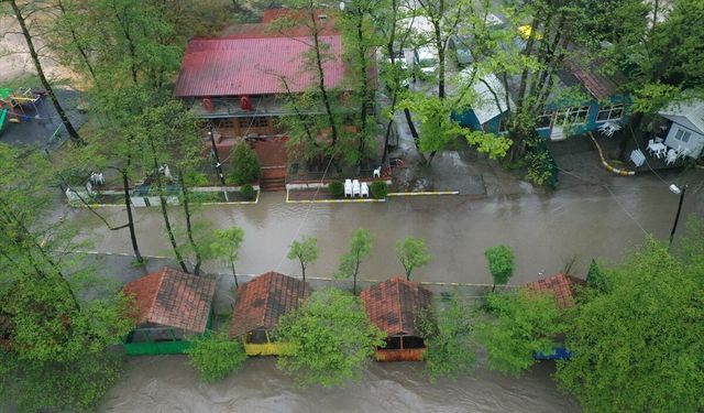 Kocaeli'de derenin taşması sonucu bazı iş yerleri ve canlı hayvan pazarı tahliye edildi