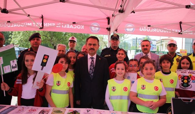 Kocaeli'de 'minik dedektifler' sürücüleri trafik kurallarına uymaları konusunda uyardı