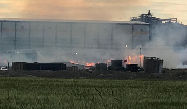 Konya'da kağıt fabrikasında çıkan yangına müdahale ediliyor