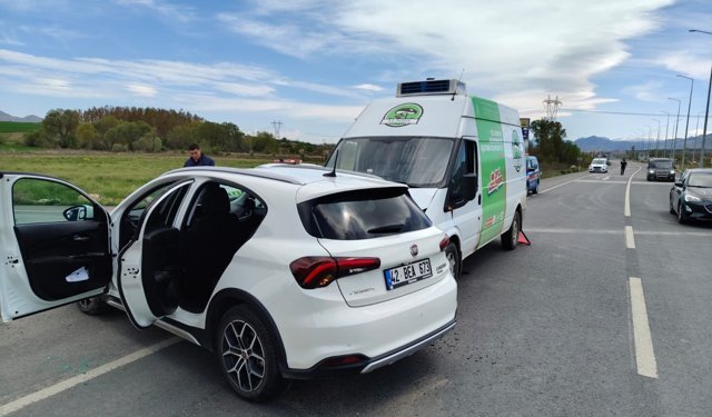 Konya'da minibüs ile otomobilin çarpıştığı kazada 4 kişi yaralandı