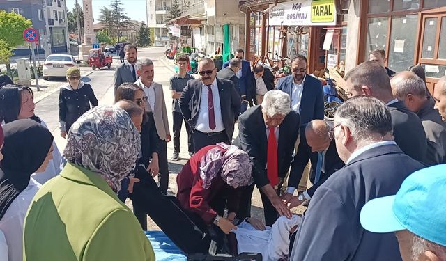 Konya'da törende bayılan öğrenciye ilk müdahaleyi doktor Belediye Başkanı yaptı