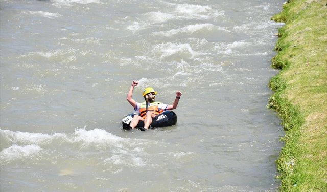Kosova'da adrenalin tutkunları Akdere Nehri'nde şambrellerle rafting yaptı