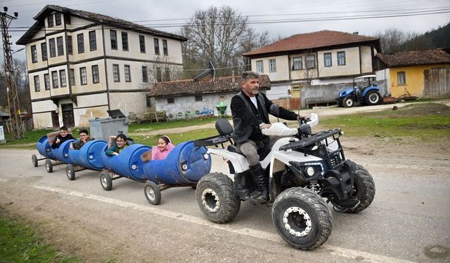 Köydeki çocuklar muhtarın yaptığı 'bidon tren' ile eğleniyor