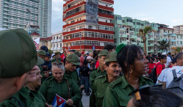 Küba'da binlerce kişi eski Devlet Başkanı Raul Castro'ya destek için yürüdü