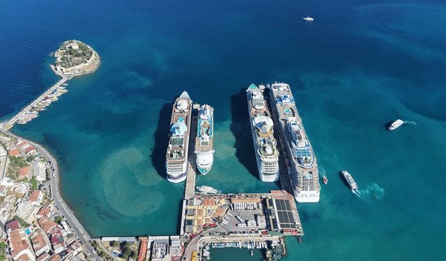 Kuşadası'na 4 kruvaziyerle 9 bini aşkın turist geldi