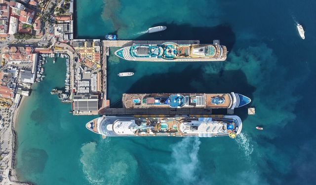 Kuşadası'na kruvaziyerlerle 9 bin 132 turist geldi