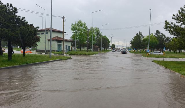 Kütahya'da dolu ve sağanak etkili oldu
