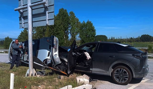 Kütahya'da iki otomobilin çarpıştığı kazada 6 kişi yaralandı