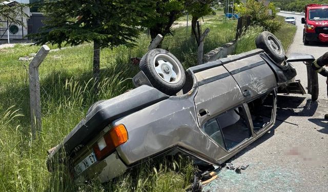Kütahya'da otomobilin istinat duvarına çarptığı kazada 4 kişi yaralandı