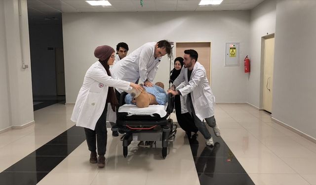 Kütahya'da tıp öğrencileri simülasyon merkezinde doktorluğa hazırlanıyor