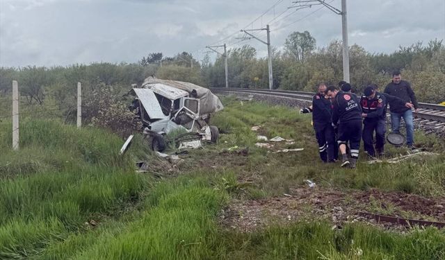 Kütahya'da trenin çarptığı kamyonetteki 1 kişi öldü, 3 kişi yaralandı