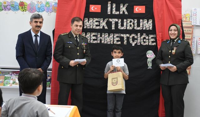 Malatya'da ilk mektuplarını Mehmetçiğe yazan öğrencilere askerlerden cevap geldi