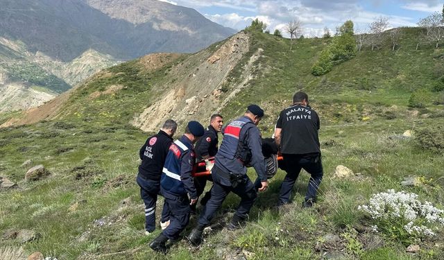 Malatya'da kayalıklarda mahsur kalan yaşlı kadın kurtarıldı