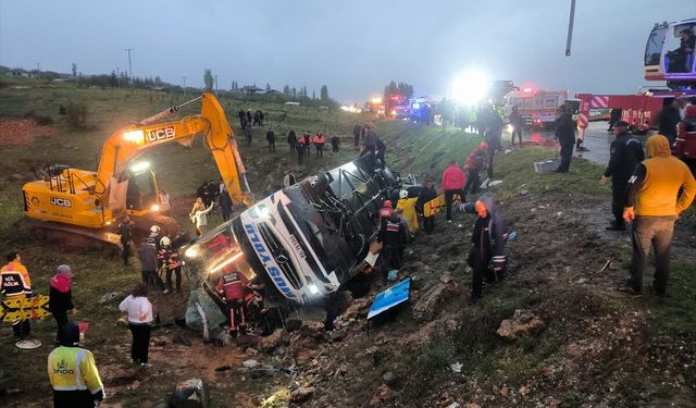 Malatya'da yolcu otobüsü şarampole devrildi