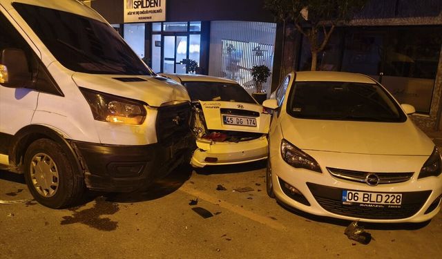 Manisa'da alkollü sürücünün kullandığı kamyonet, park halindeki 13 araca çarptı