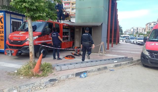 Manisa'da asansör ile koruma demirleri arasında sıkışan genç hayatını kaybetti