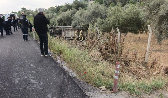 Manisa'da işçileri taşıyan servis minibüsü tarlaya devrildi, 12 kişi yaralandı