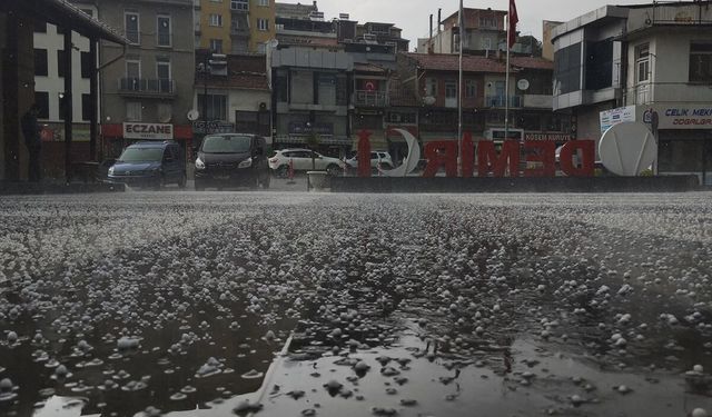 Manisa'da sağanak ve fırtına hayatı olumsuz etkiledi