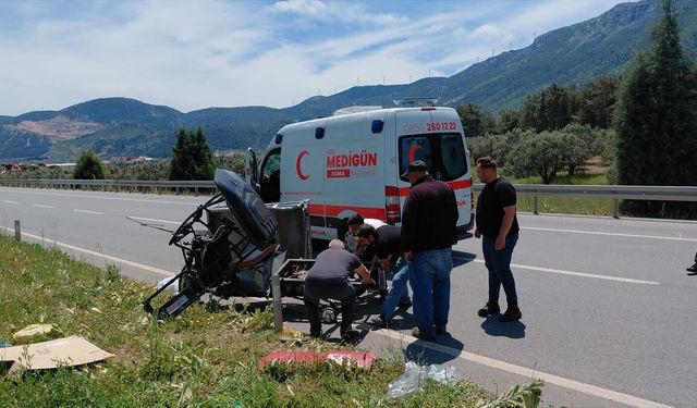 Manisa'da tırla çarpışan elektrikli motosikletteki aynı aileden 1 kişi öldü, 4 kişi yaralandı