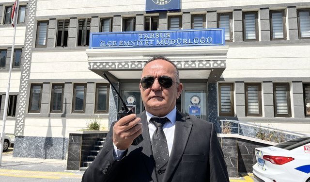 Mersin'de 30 yıllık polis memuru telsiz anonsuyla emekliye ayrıldı