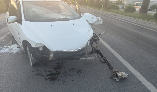 Mersin'de refüje çarpan otomobildeki 3 kişi yaralandı