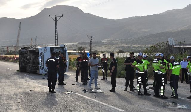 Mersin'de Rus uyruklu öğrencileri taşıyan servis aracının devrilmesi sonucu 17 kişi yaralandı
